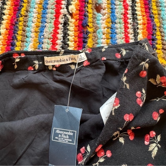 NWT Abercrombie&Fitch Cherry print Mini Skirt Small Black - Picture 4 of 4
